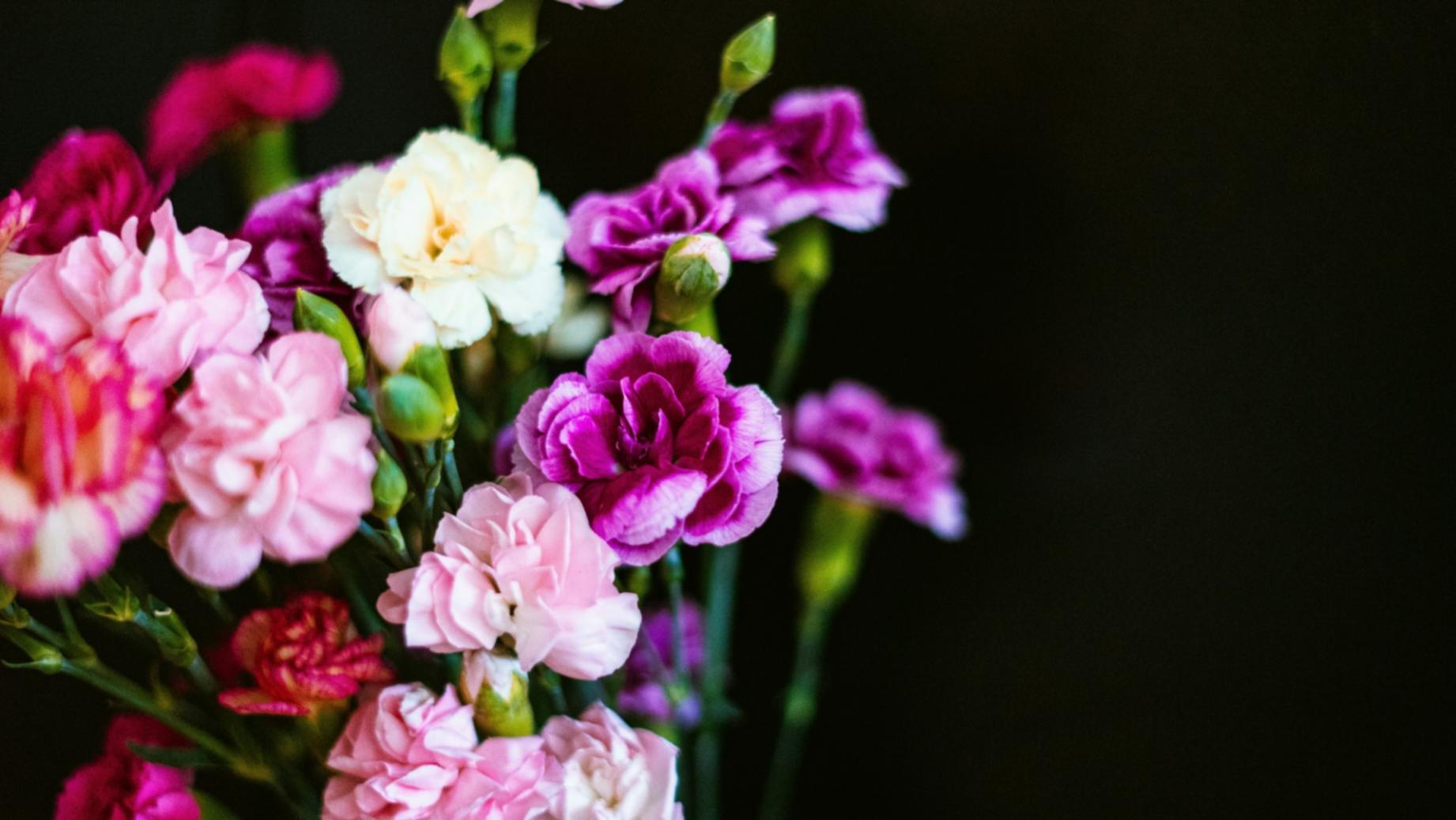 Wedding decoration arrangement showcasing floral and fabric details by Tavlexu